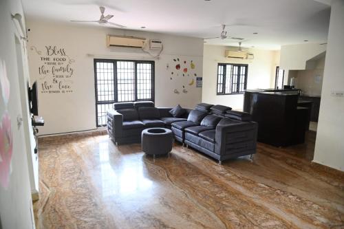 Royal Experiences Pearl House 6 Bed Room Villa with Private Pool, Panayur in Chennai