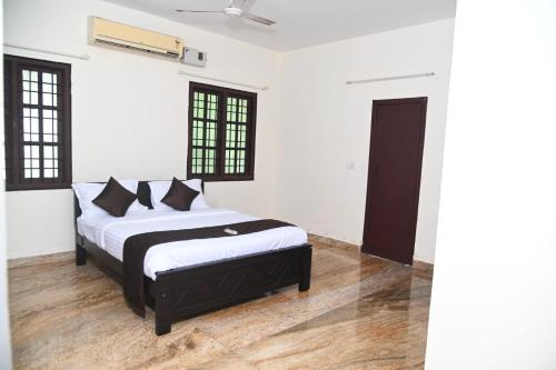 Royal Experiences Pearl House 6 Bed Room Villa with Private Pool, Panayur in Chennai