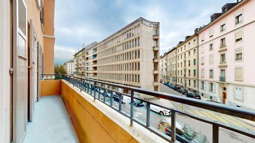 ระเบียง/ชานเรือน, Beautiful modern apartment with balcony in Geneva in แปล็งปาแล