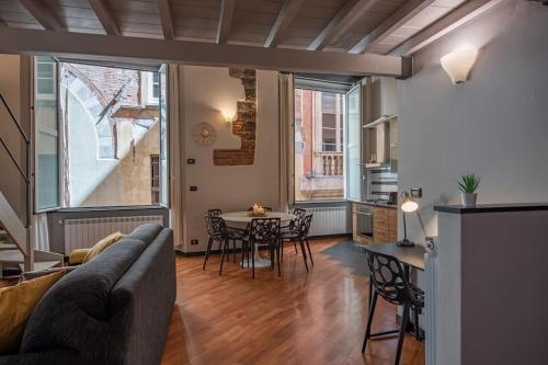 (Aquarium) Elegant Two-Level Apartment with In-Room Tub, Genua