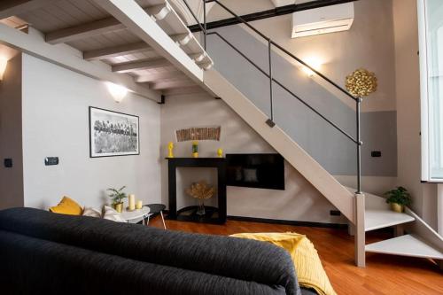 (Aquarium) Elegant Two-Level Apartment with In-Room Tub