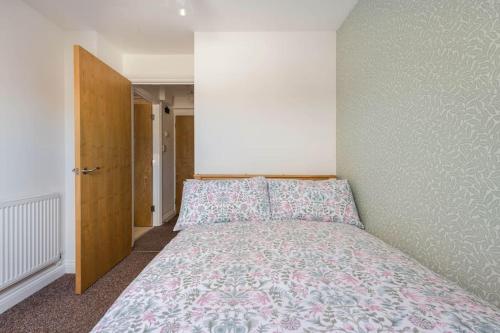 Seafront flat-private parking-short walk to town, Cardiff