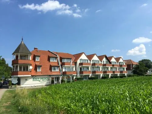HAUS USEDOM Ferienwohnanlage mit Frühstücks-Restaurant gegenüber im Seeschlösschen in Ostseebad Kölpinsee, Deutschland