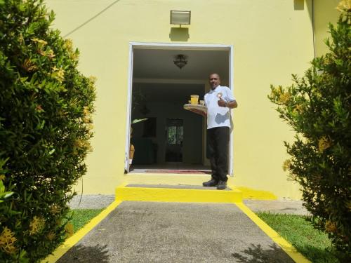 Luxury 5-Bed Villa in Tobago The Big Yellow House in سكاربوروف