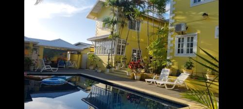 Luxury 5-Bed Villa in Tobago The Big Yellow House in سكاربوروف