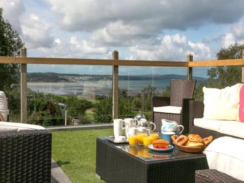 Coastal Cottage with Stunning Views Pass the Keys