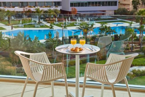 Double Room with Pool View image 6