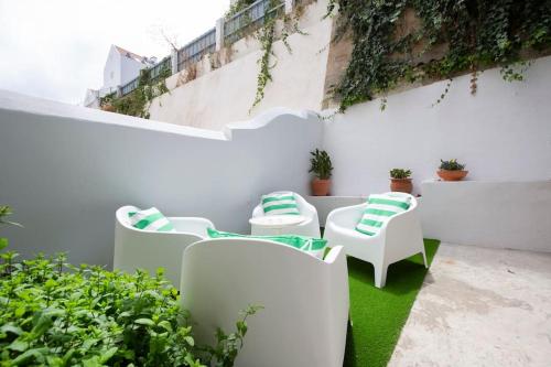 Vintage Apartment w/ Terrace, Lissabon