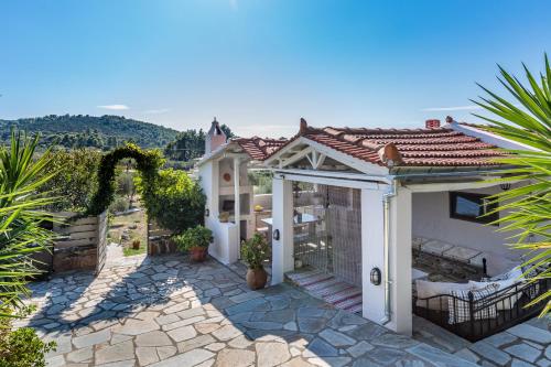 Villa 60 m² dengan 2 kamar tidur dan 1 kamar mandi pribadi di Panormos (Villa Pine Trees  by Kardous) in Skopelos