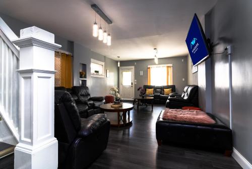 The Wheel of Fortune Duplex- 8BR Free Parking, Minutes From Falls & Casino in Niagara Falls, USA