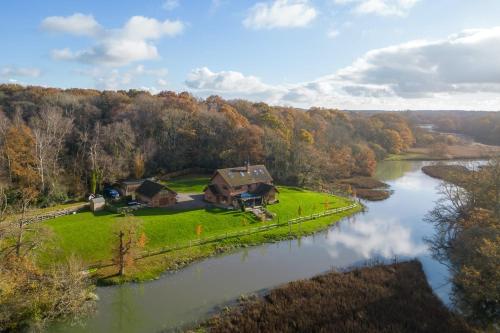 Serene Riverside: 6BR Luxury Retreat in Curdridge