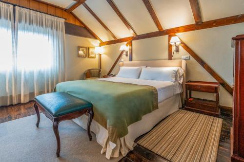 1 queen bed, 2 sofa beds