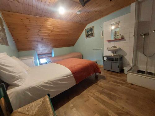 1 double bed, 1 twin bed