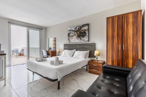 Studio Penthouse with kitchenette and side seaview at the new Olo living - Chambre d'hôtes - Paceville