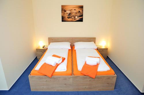 3 twin beds