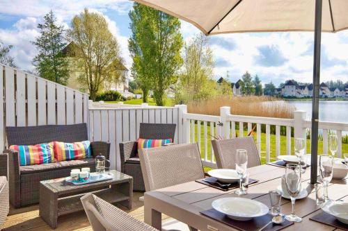 Spinnaker Lodge · Cotswolds Lakeside Home - Accommodation - South Cerney