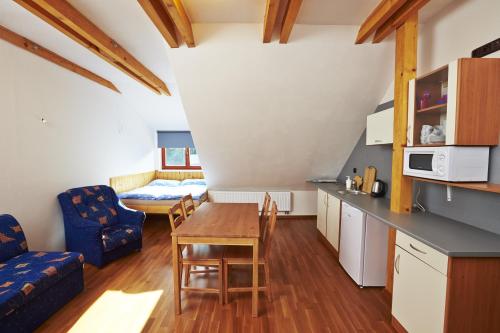 2 bedrooms, 4 beds