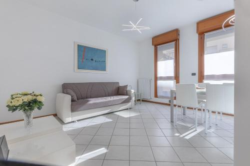 Bright & Airy Apartment near Zanolini Station