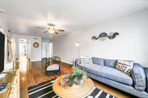 Spacious and Modern 2BR w Parking Patio near Shops in West Tampa