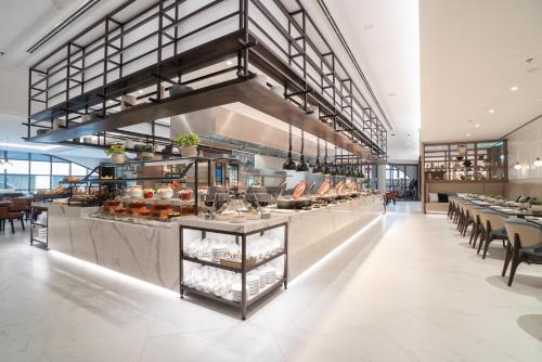 Restaurant, Amwaj Rotana Jumeirah Beach in Dubai