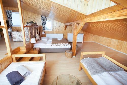 1 double bed, 2 twin beds