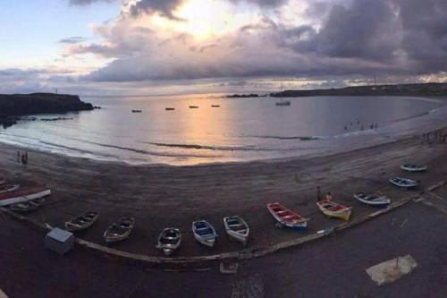 Modern Apartment in Praia Baixo - 1 min Walking to Beach in Pedra Badejo