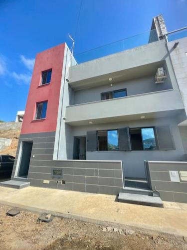 Modern Apartment in Praia Baixo - 1 min Walking to Beach in Pedra Badejo