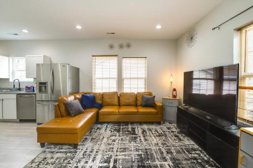 Modern and Pet-Friendly Home 3 Mi to Dtwn Knoxville in Knoxville, USA