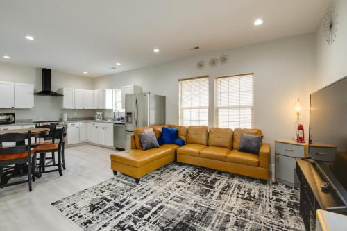 Modern and Pet-Friendly Home 3 Mi to Dtwn Knoxville in Knoxville, USA