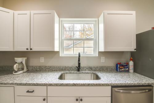 Modern and Pet-Friendly Home 3 Mi to Dtwn Knoxville in Knoxville, USA