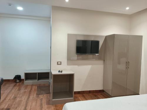 Shared lounge/TV area, Hotel Sharma Regency in Charbagh