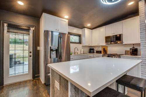 Modern Atlanta Retreat Private Hot Tub and Yard! in Gresham Park