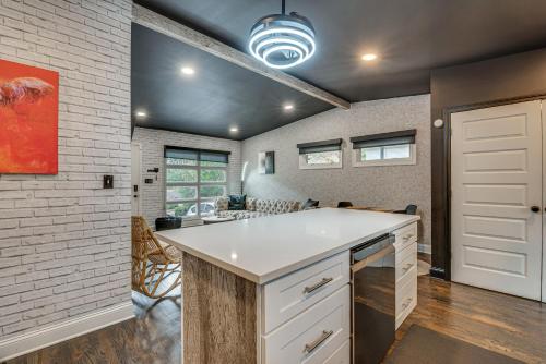 Modern Atlanta Retreat Private Hot Tub and Yard! in Gresham Park