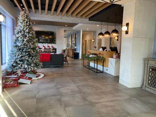 512727446 Lake Placid Inn Boutique Hotel