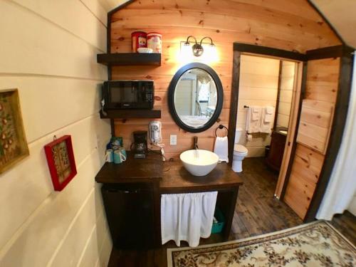 Tiny Home Cottage Near the Smokies #8 Helga in Sevierville, USA