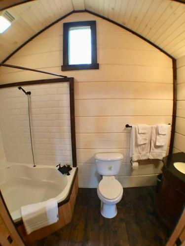 Tiny Home Cottage Near the Smokies #8 Helga in Sevierville, USA