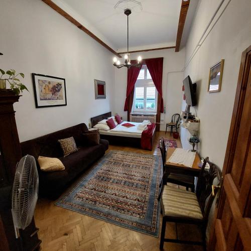Classical Budapest apartment in the old Pest, Budapešť (fotografie 3)
