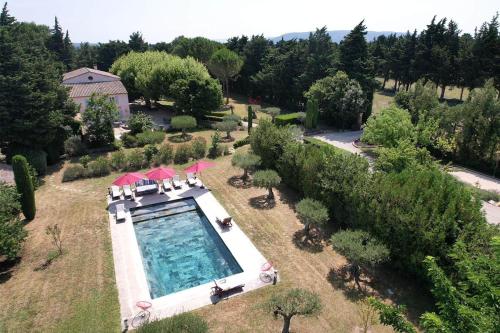 Superbe Mas Provençal 600m2 avec une Superbe Piscine Chauffée et très grand jardin 9000m2, situé au cœur du Luberon en campagne proche de L'Isle sur la Sorgue, 12 personnes, LS2-17 FIGNOULADO - Cavaillon