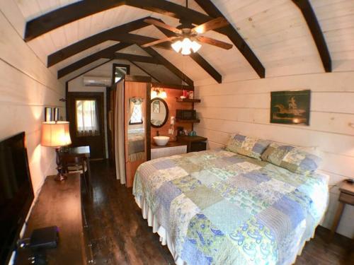 Tiny Home Cottage Near the Smokies #10 Helena in Sevierville, USA