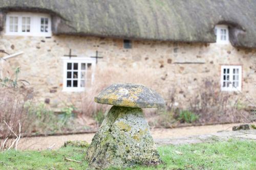 Exterior view, Afton Thatch: Beautiful Thatched Family Cottage in Freshwater South