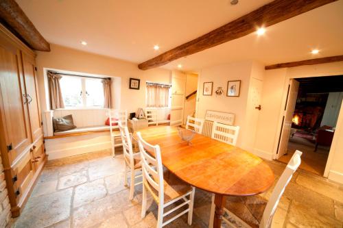 Kitchen, Afton Thatch: Beautiful Thatched Family Cottage in Freshwater South