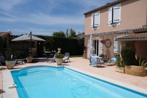 pleasant home with private pool and pool house - close to aix en provence, accommodates 4 people.