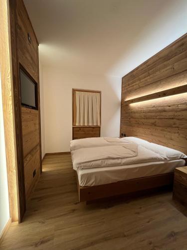 1 double bed, 1 bunk bed