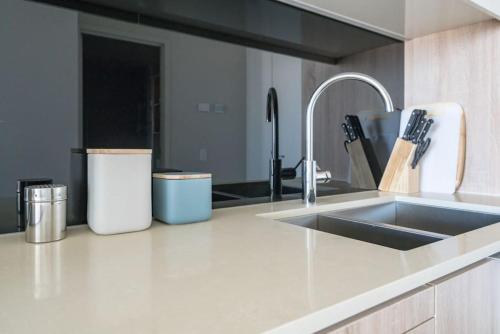 Stunning 1BD Haven with Panoramic City Views - image 3