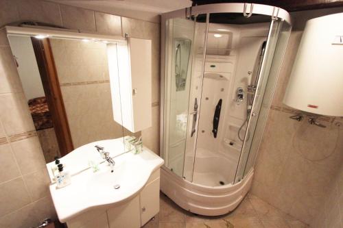 2 bedrooms, 7 beds