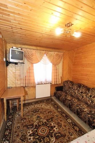 1 queen bed, 1 sofa bed