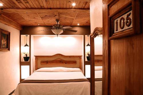 Standard King Room image 10