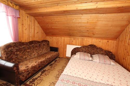 1 queen bed, 1 sofa bed