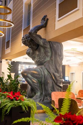 512769383 ATLAS Hotel