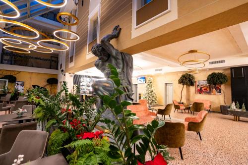 512769409 ATLAS Hotel